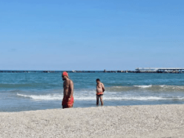 Atenție la mare! Salvamarii din Constanța și Mamaia îi avertizează pe turiști să respecte steagurile de pe plajă